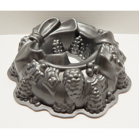 Nordic Ware Holiday Wreath Ribbon Bundt Cake Pan Heavy Cast Aluminum - Picture 6 of 11